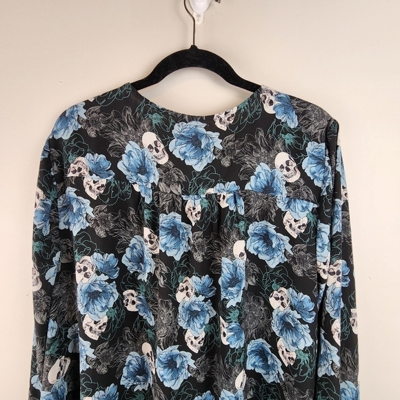 Torrid women size 3 ( 22-24) pintuck button front blouse Skull Floral - Picture 9 of 15
